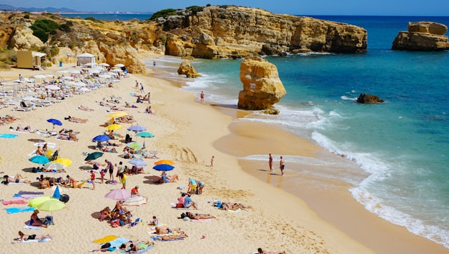 plage bondée de monde